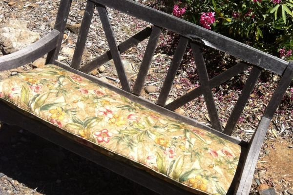 img-outside-bench-in-outdoor-fabric-afterCF79DEAF-656A-7580-C460-51A470A09A65.jpg